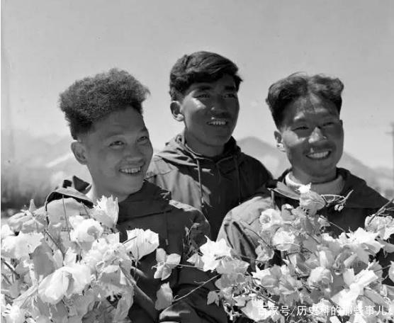 △1960年5月25日凌晨4點(diǎn)20分，中國(guó)登山隊(duì)隊(duì)員成功登上珠穆朗瑪峰。（右起）王富洲、貢布（藏族）和屈銀華。